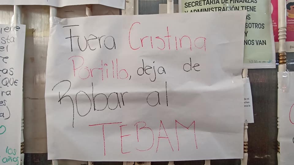 “Queremos un director que sea académico, no político, porque está señora llegó para hacer estructura en Telebachillerato Michoacán y no la queremos”.