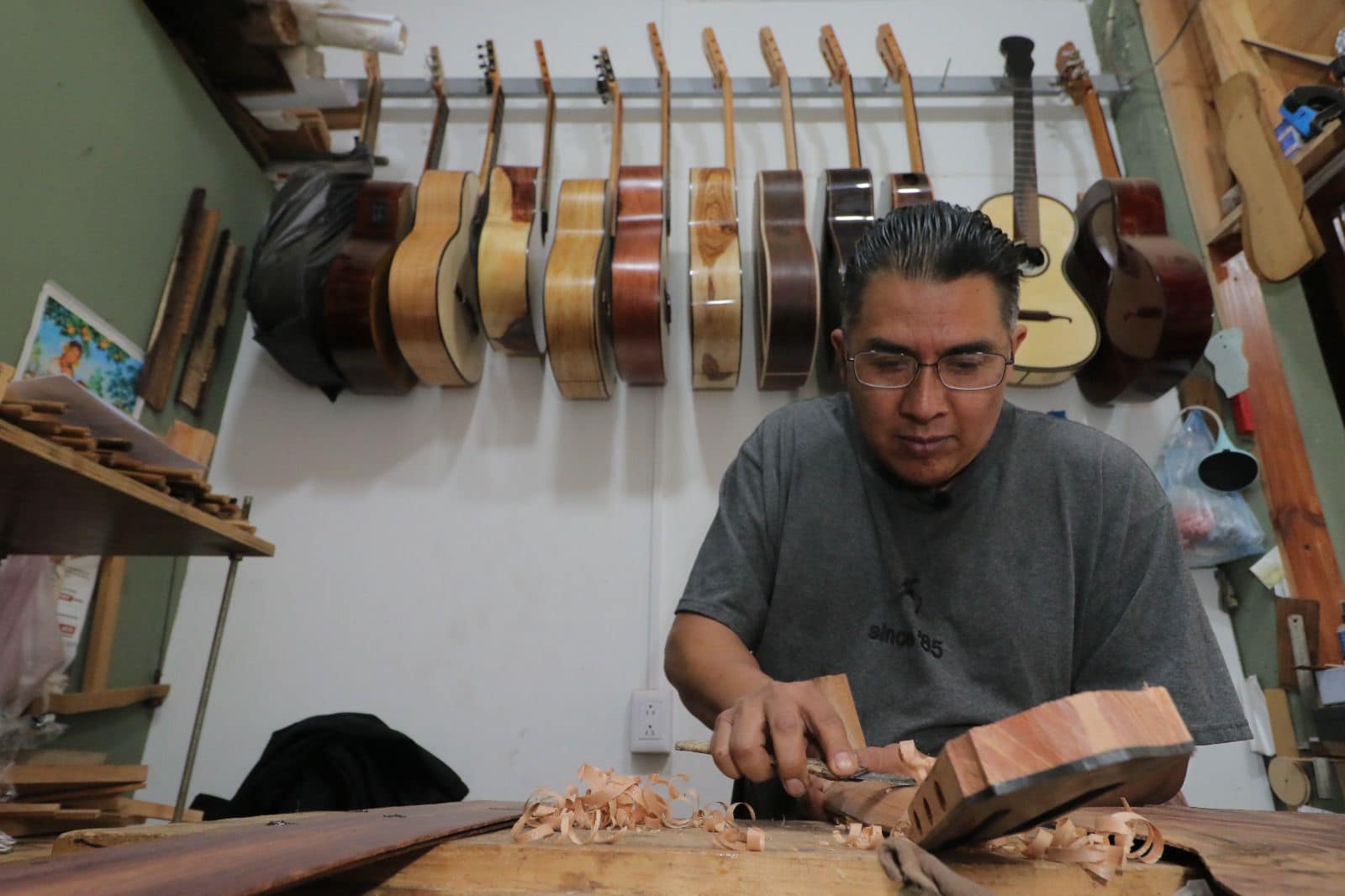 Al arribar al Pueblo Mágico de Paracho se puede apreciar a decenas de lauderos trabajando en los talleres donde se muestra el proceso, las técnicas, herramientas y materiales con que se elaboran las guitarras típicas, todo hecho con las manos de los artistas, quienes desde la infancia se van adentrando en la preservación de esta tradición centenaria.