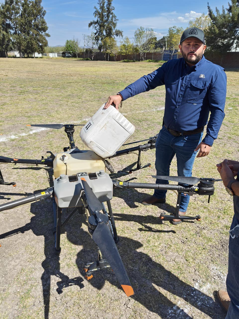 Ofrecido por personal de la Escuela de Pilotaje de Drones del Cecytem, el director del plantel, Alejandro Ortiz López comentó que esta capacitación es para estar a la vanguardia en tecnología.