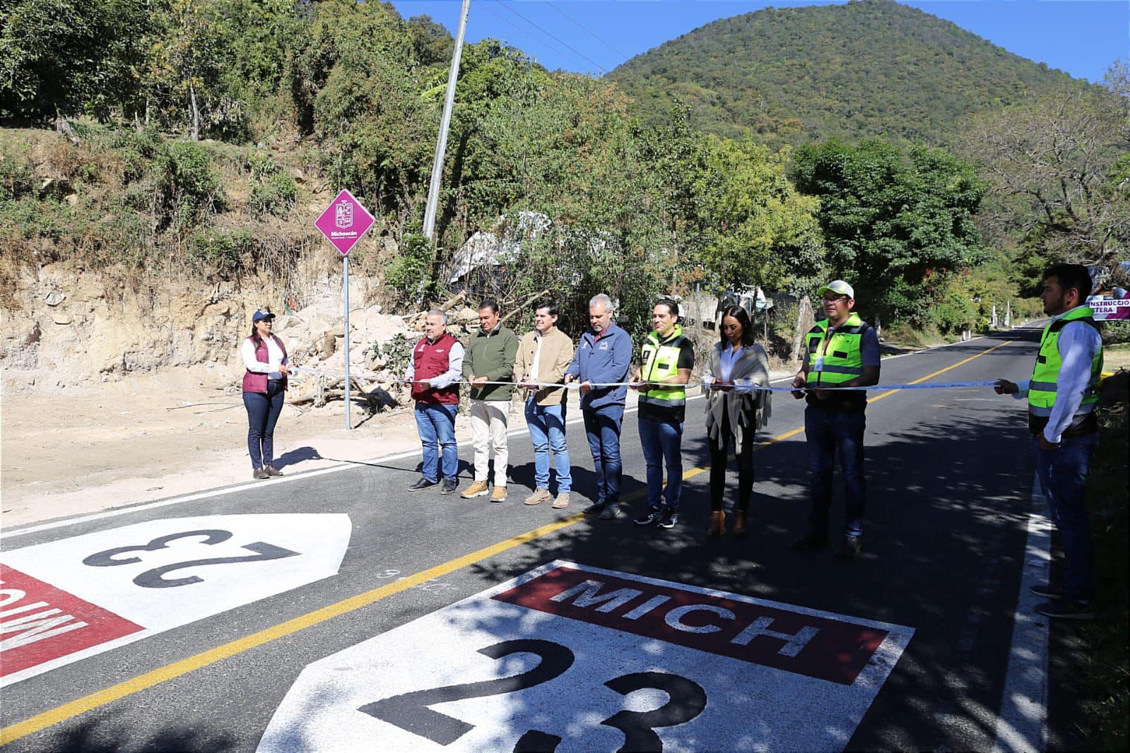 El mandatario estatal indicó que además de los trabajos realizados en dicho tramo carretero, se atiende el tramo de Tlalpujahua-Contepec y de Contepec a Epitacio Huerta, convirtiéndolo en un corredor clave para esta región.