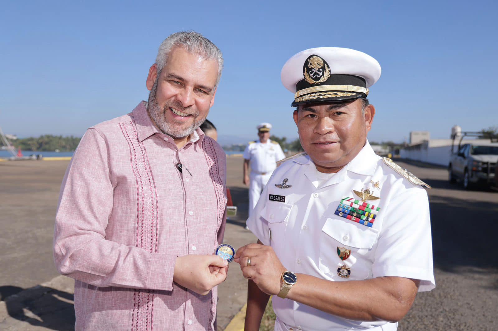 Tras encabezar reunión de trabajo del Grupo de Inteligencia Operativa en la zona naval del puerto de Lázaro Cárdenas, se mostró al mandatario los buques en desuso donados en julio del año pasado al Gobierno de Michoacán.