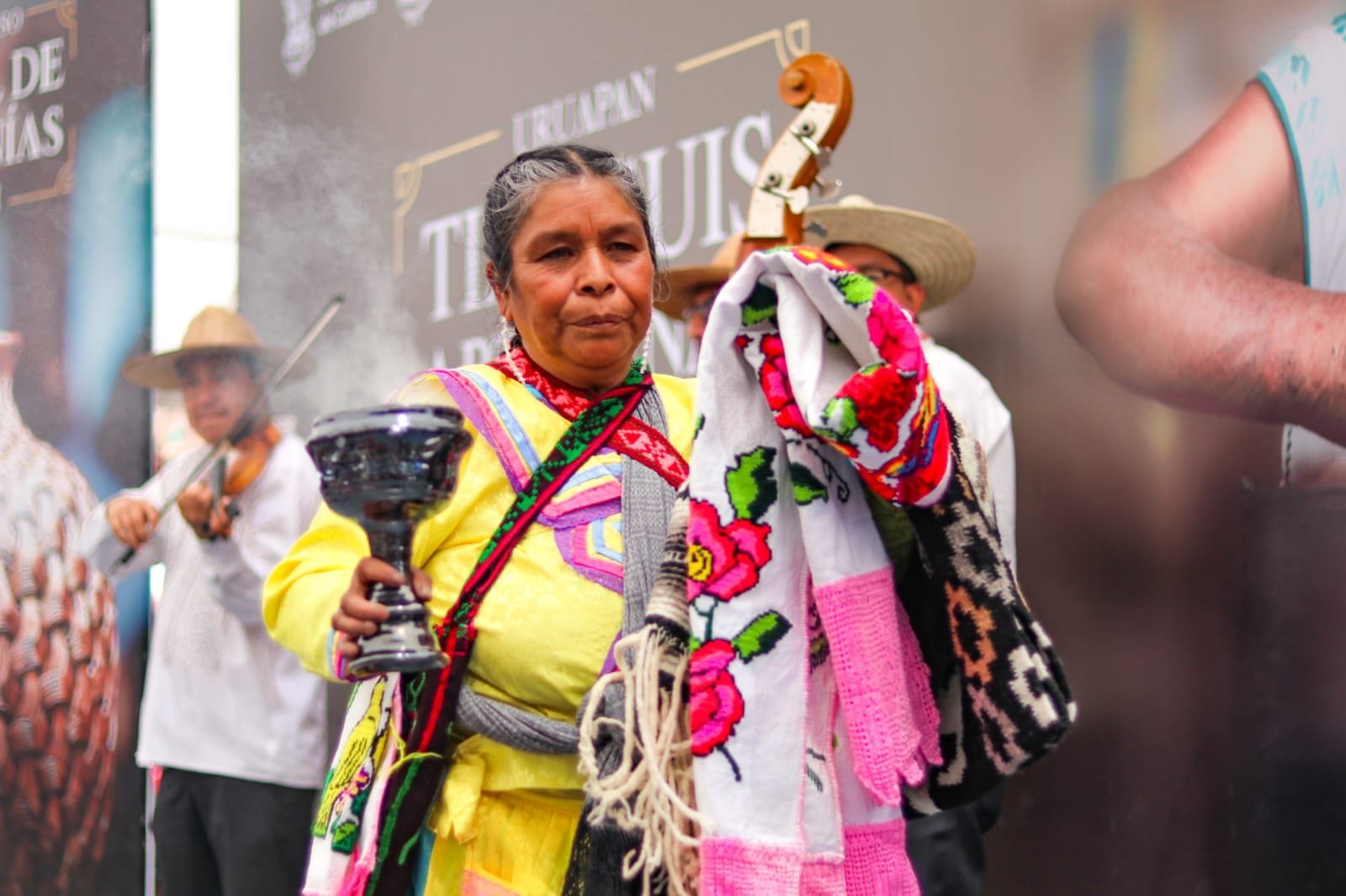 La portadora de tradición Beatriz Guzmán Catarino es una actual precursora de estos usos ancestrales que promueve entre las juventudes de su pueblo que desean casarse.