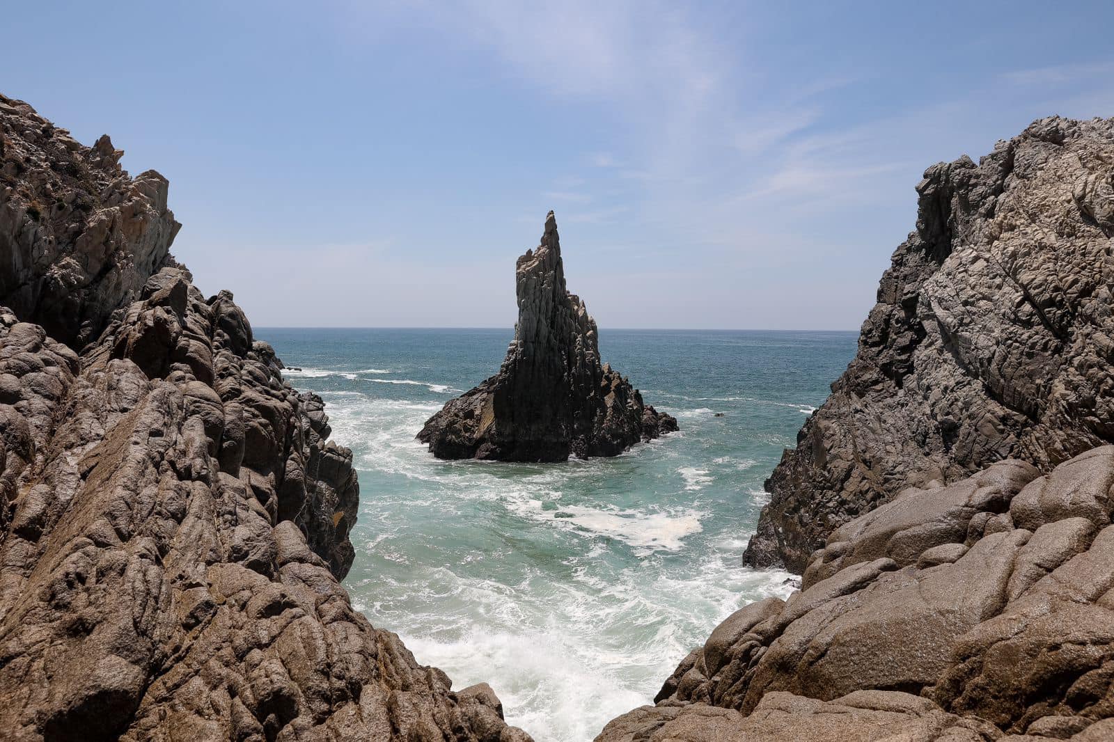 Esta formación rocosa ubicada en la playa de Maruata, en el municipio de Aquila, a unos 300 kilómetros del puerto de Lázaro Cárdenas, es uno de los secretos más hermosos que existen en Michoacán, el alma de México, ¿ya la conoces?