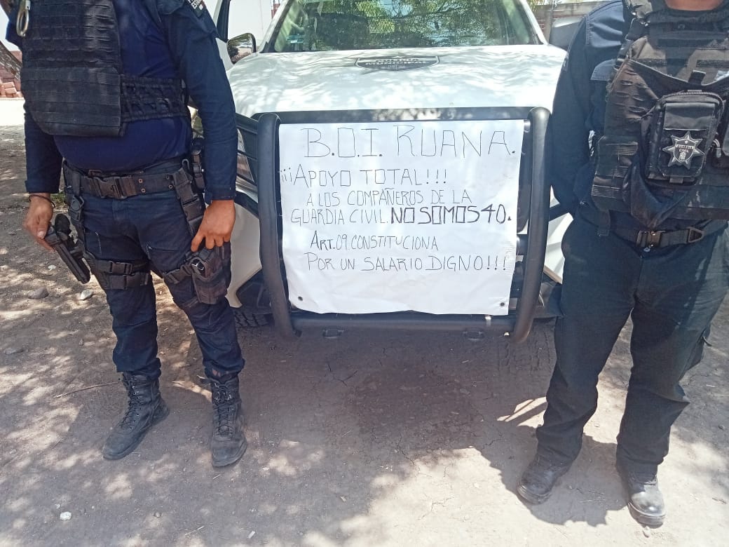 Además uniformados se manifestaron en apoyo en Coalcomán, Coahuayana, San Felipe de Los Herreros, Paracho, La Ruana y en Puerto San Simón.