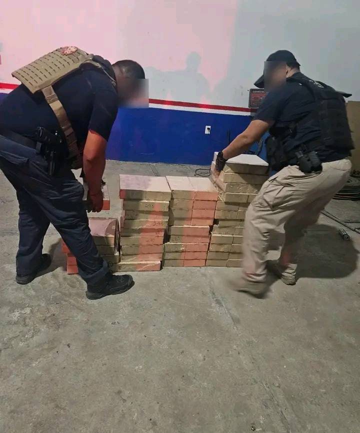 Dicho operativo fue ejecutado por personal de la Policía de Investigación (PDI) adscritos a la Fiscalía Regional de Apatzingán, en un inmueble habilitado como taller dedicado a la venta de neumáticos, ubicado en la calle Francisco J. Múgica.