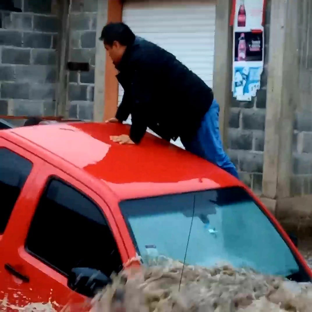 Aproximadamente a las tres de la tarde, cayó una fuerte lluvia, por más de media hora, ello ocasionó que en la zona conocida como “Paulano”, por la salida del camino hacia la lava volcánica, se encharcara el agua de la corriente.