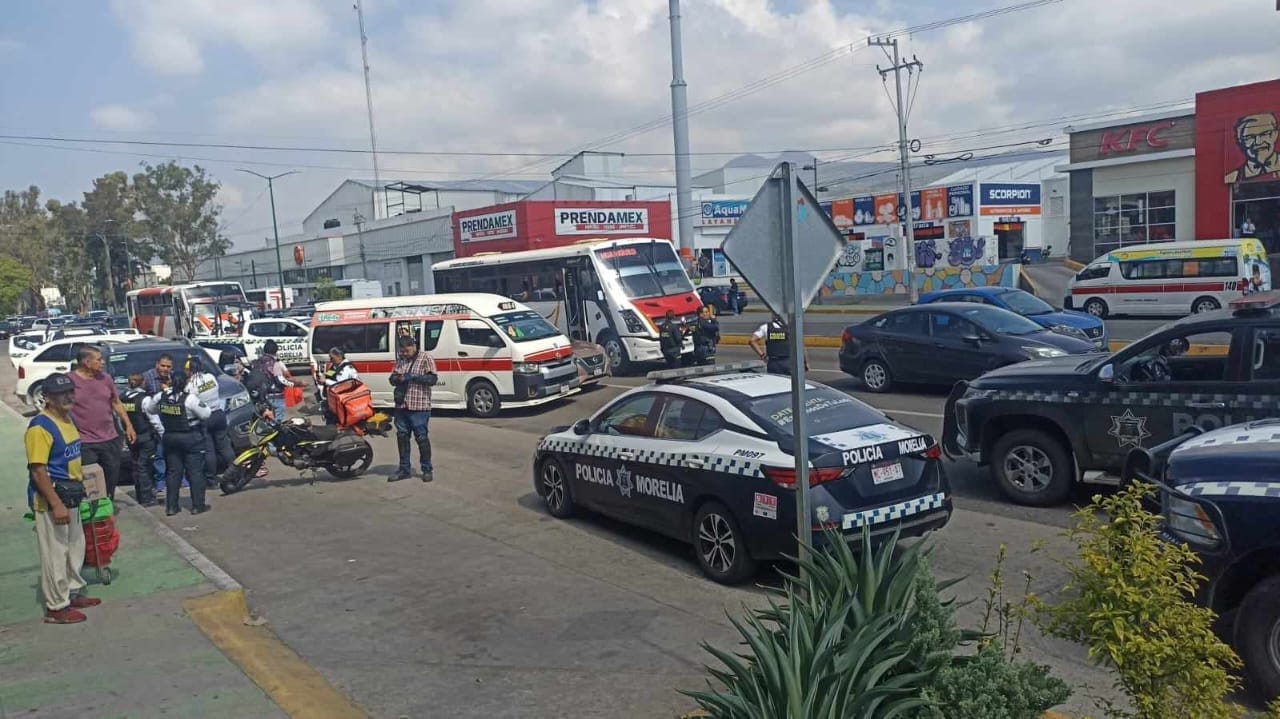 La citada acción desató una persecución sobre la avenida Madero Poniente, la cual culminó al momento de que la camioneta se estrelló contra la combi del transporte público, esto a la altura de la avenida Décima y de la colonia Agua Clara.