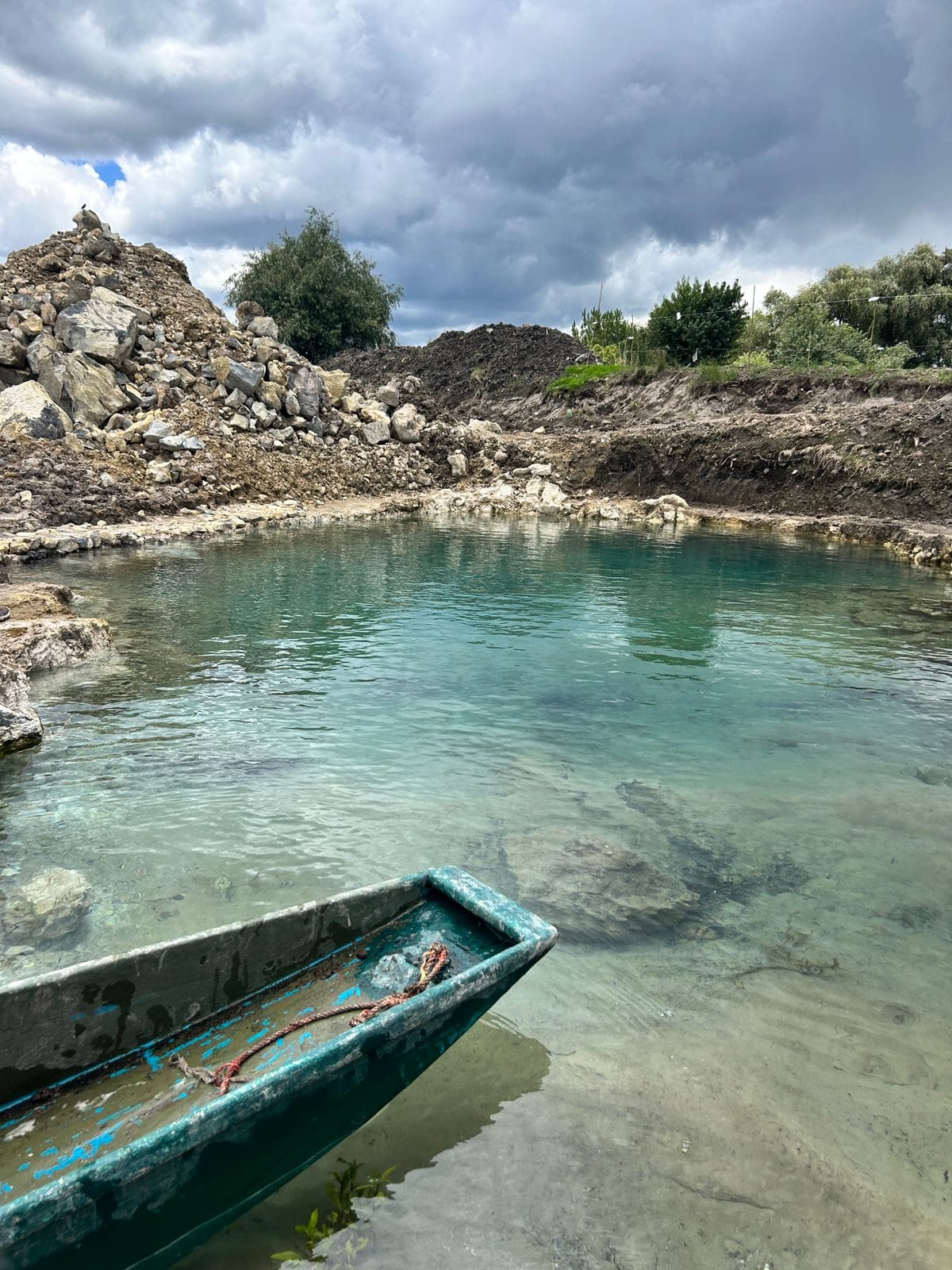 Dentro de las acciones, el gobernador señaló que en la isla de Urandén se tienen rehabilitados 15 manantiales, y cinco más están en proceso, los cuales estarían generando entre 480 y 650 litros de agua por segundo que fluirán directamente al lago.