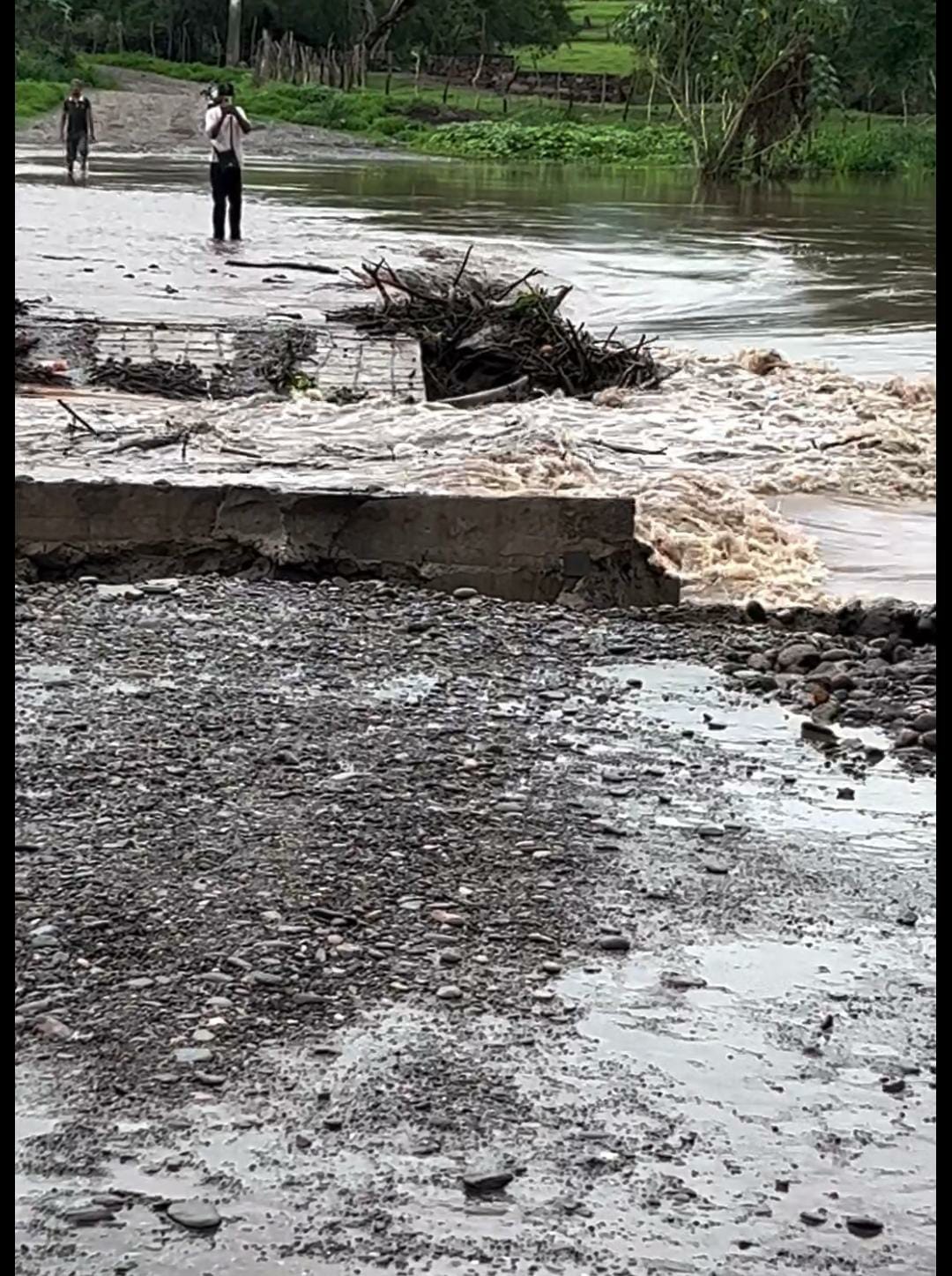 Primeramente, el puente que permite el paso de la población de “El Guayabo” a “El Morado”, no soportó la gran cantidad de agua que arrastró el fluente y se desquebrajó, horas más tarde en la misma zona, el puente de la comunidad de “Holanda” también se fracturó y en minutos varios pedazos se fueron con la corriente.