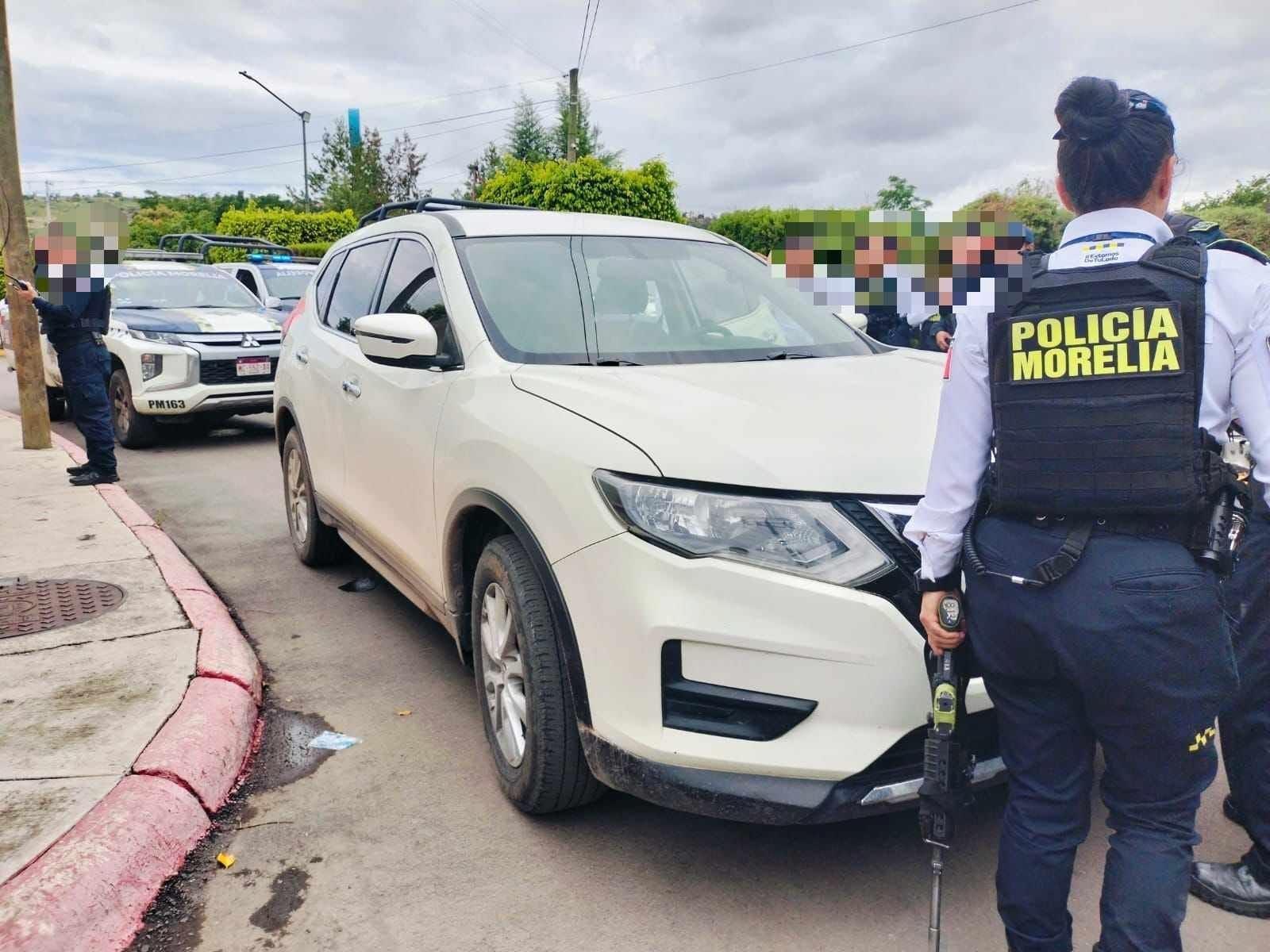 De acuerdo con la fuente, los ocupantes de la referida unidad descendieron y trataron de huir, pero fueron alcanzados por los agentes y capturados.