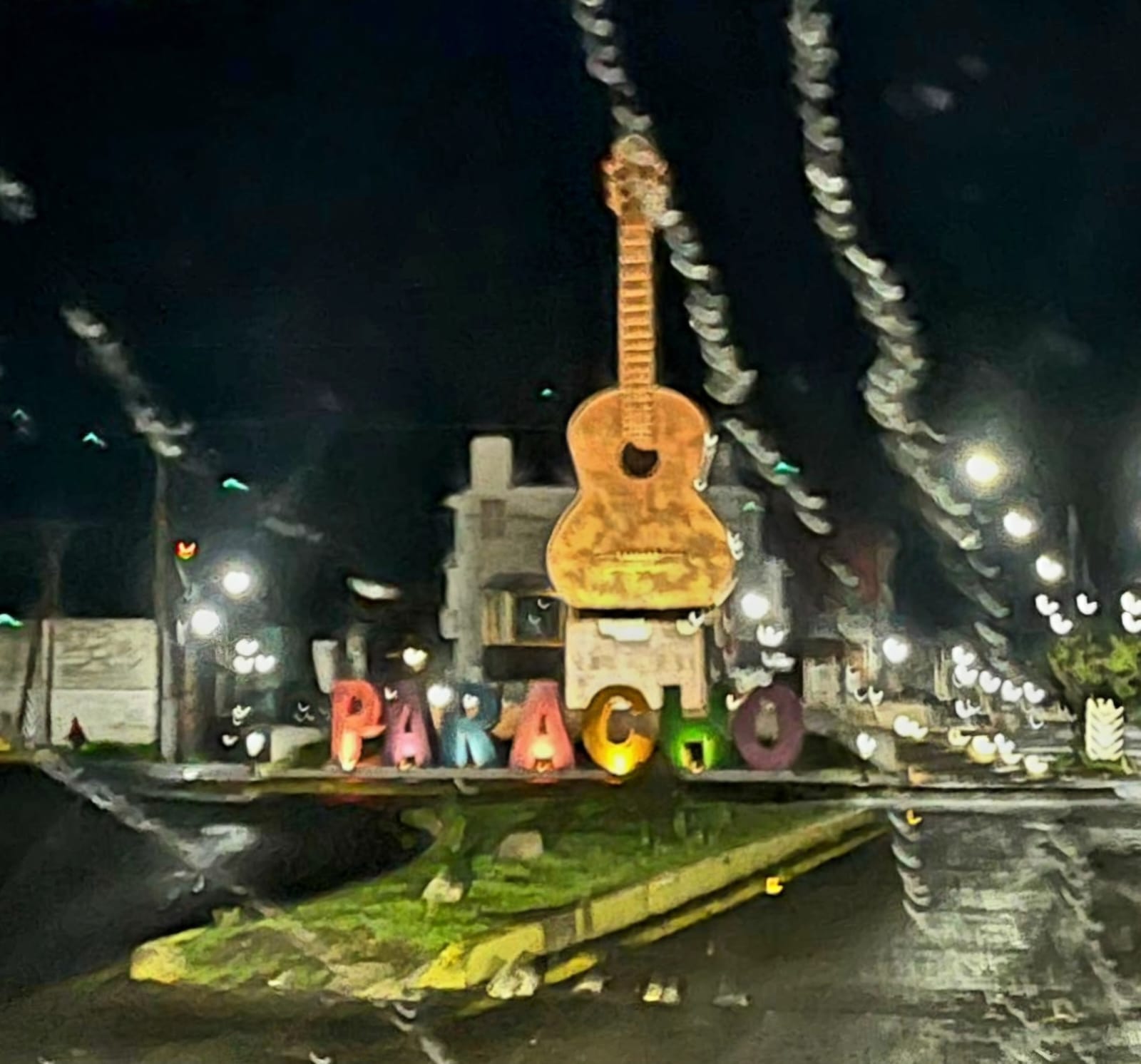 En los textos se señala al citado grupo delictivo, como dueños de 600 kilos de metanfetamina asegurados en la comunidad de La Ruana, municipio de Buenavista y se muestran fotografías de supuestos integrantes de esa organización, algunos detenidos recientemente.