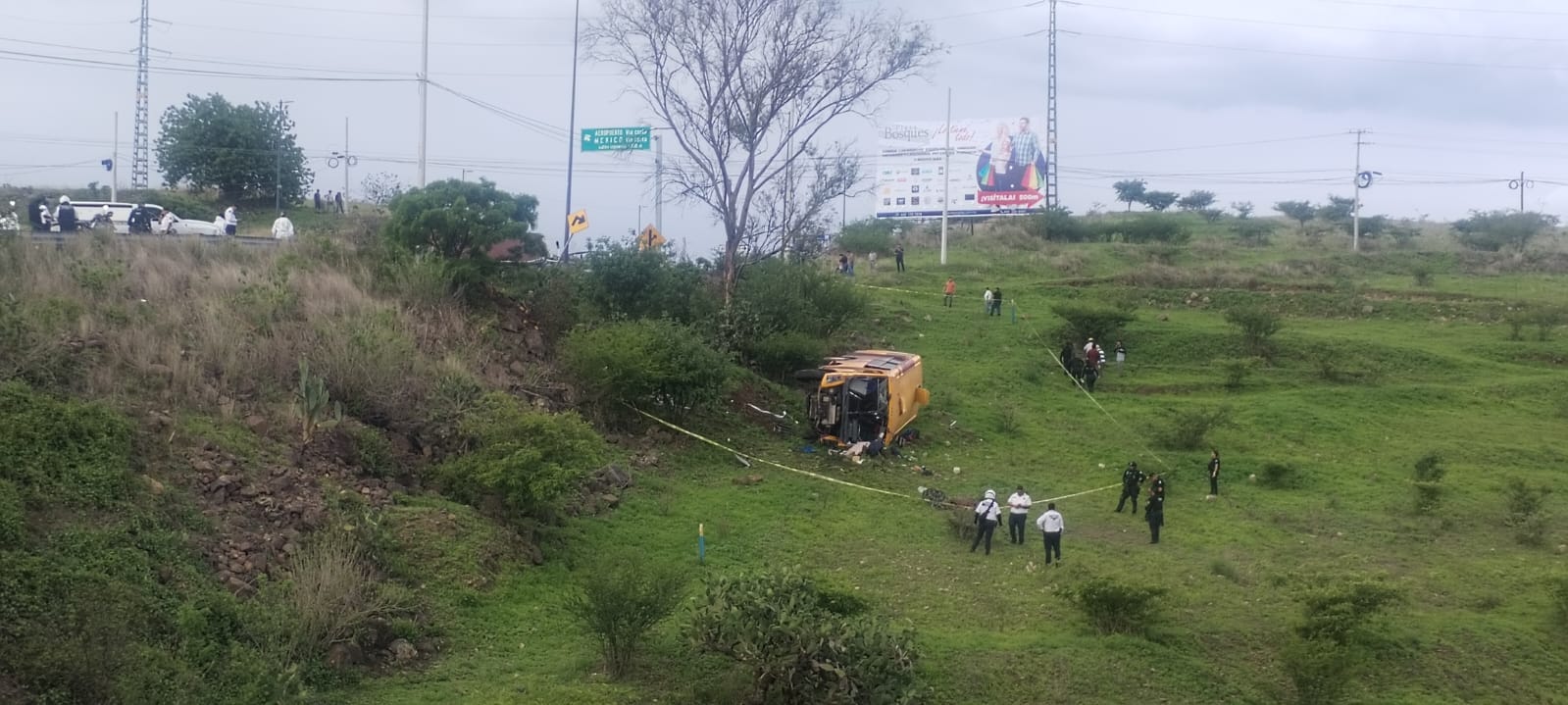 El percance sucedió durante la tarde de este viernes en la cercanías de Ciudad Salud. En el incidente también está involucrado otro vehículo, el cual terminó chocado y volcado.