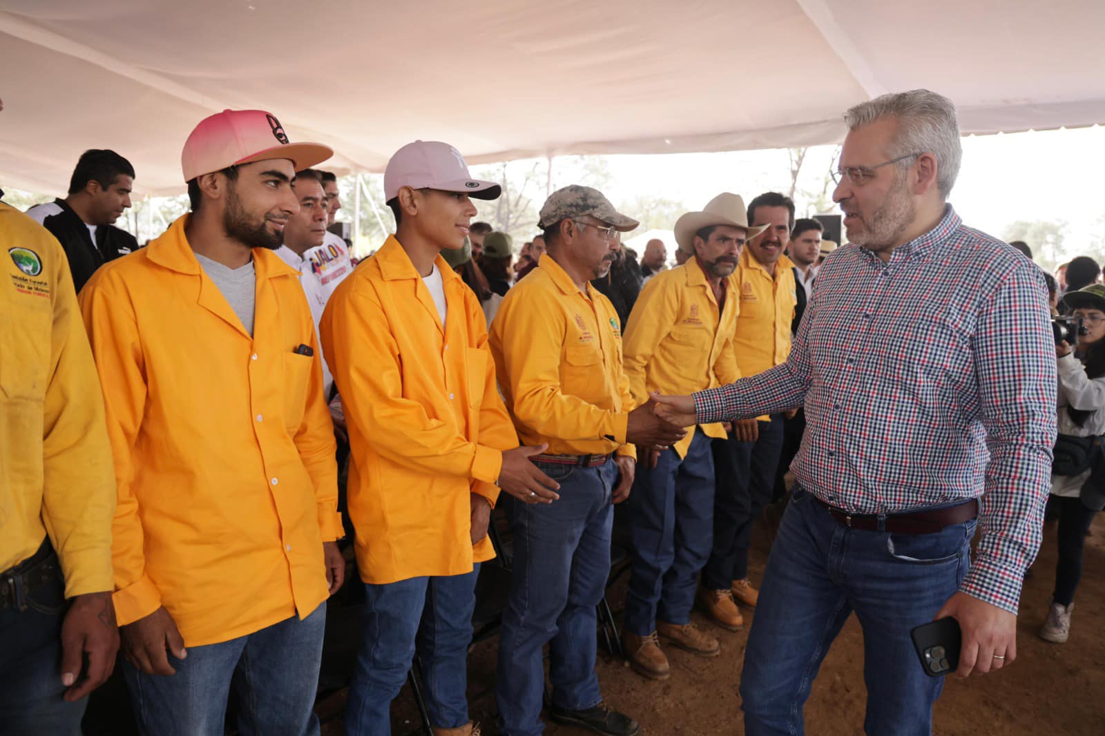 Al dar arranque a la campaña en la localidad de San José de las Torres, municipio de Morelia, el mandatario destacó que el Gobierno del Estado realizará los trabajos de reforestación en la geografía michoacana, en conjunto habitantes de comunidades, sector educativo y población en general que se sume.