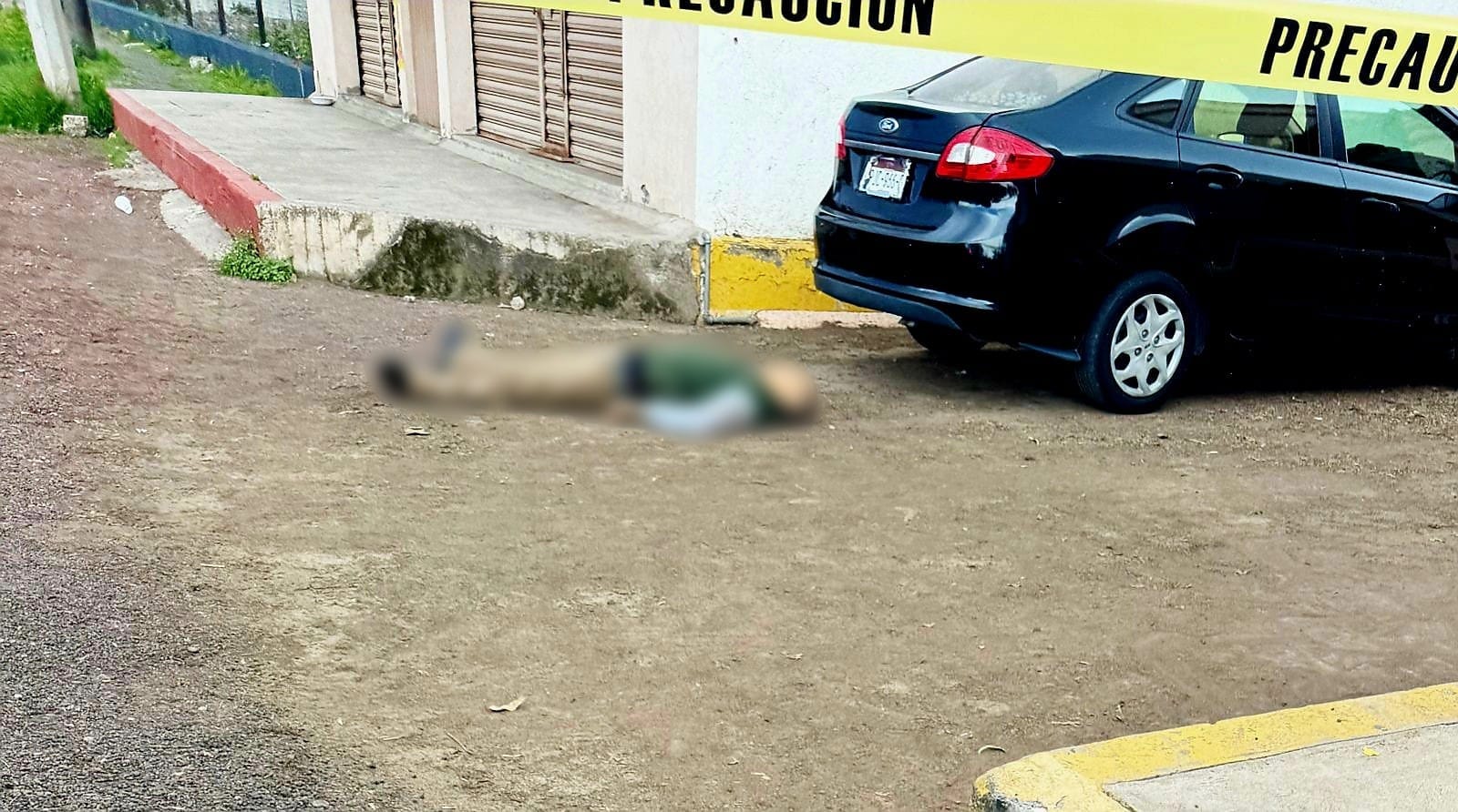 Al llegar a ventanilla el tipo amagó con un arma de fuego al cajero despojándole del dinero que tenía en ese momento, al tener el botín en sus manos, apuntó contra un cuentahabiente que espera su turno y le quitó más de 7 mil pesos que iba depositar.