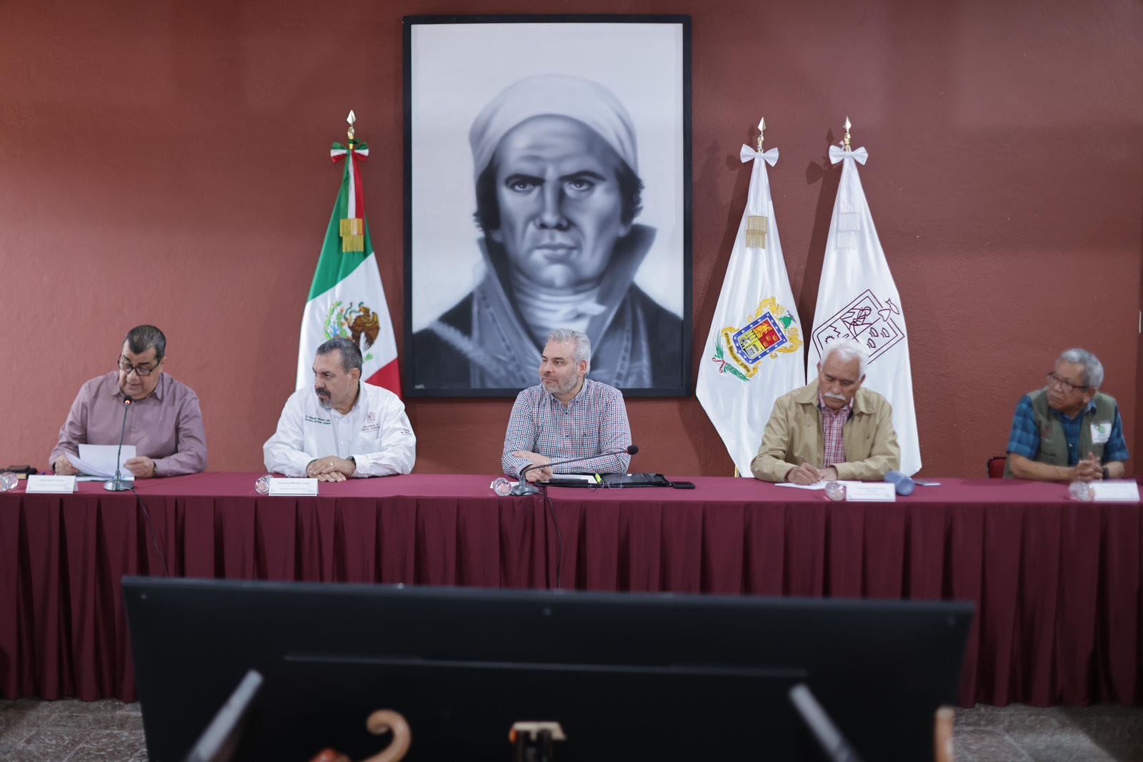 Agregó que se establecerá una compensación por servicios ambientales con acciones en bosques propios, pago económico anual al fideicomiso por servicios hidrológicos y plantación forestal comercial.