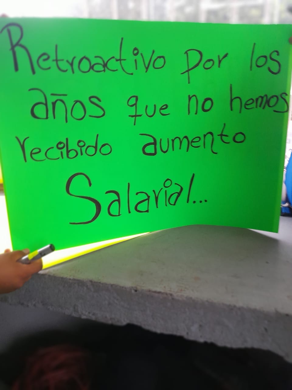 Los manifestantes han colocado cartulinas con sus peticiones. Dentro de las exigencias están: Apoyo total de dos compañeras que podrían ser dadas de baja injustifucadamente.