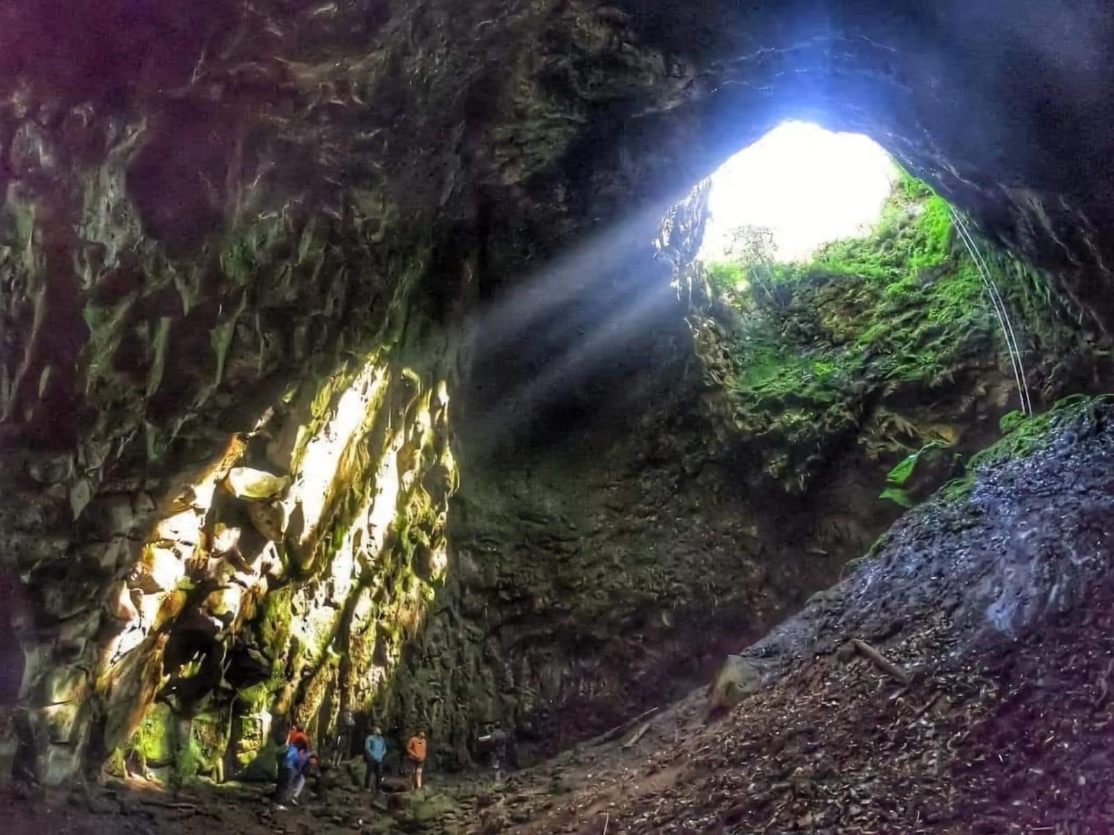 Este espacio natural, comentó Roberto Monroy García, secretario de Turismo de Michoacán, es una caverna de formación volcánica que se localiza a dos horas caminando desde la plaza principal de Quiroga.