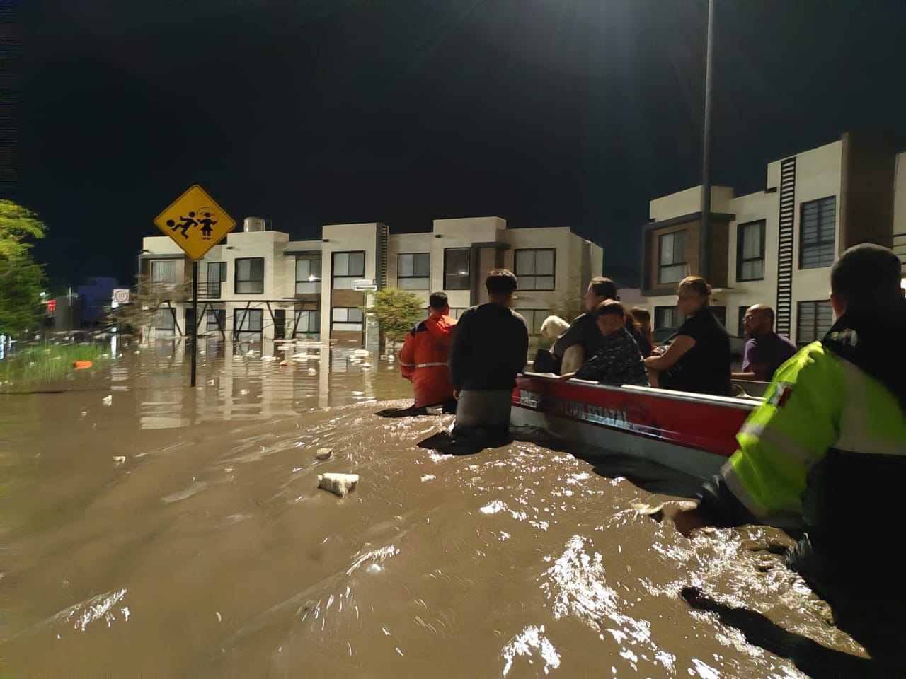 De manera preliminar se tienen registradas más de 100 viviendas afectadas en La Piedad, a causa del desbordamiento del arroyo proveniente de la presa de Ticuitaco.