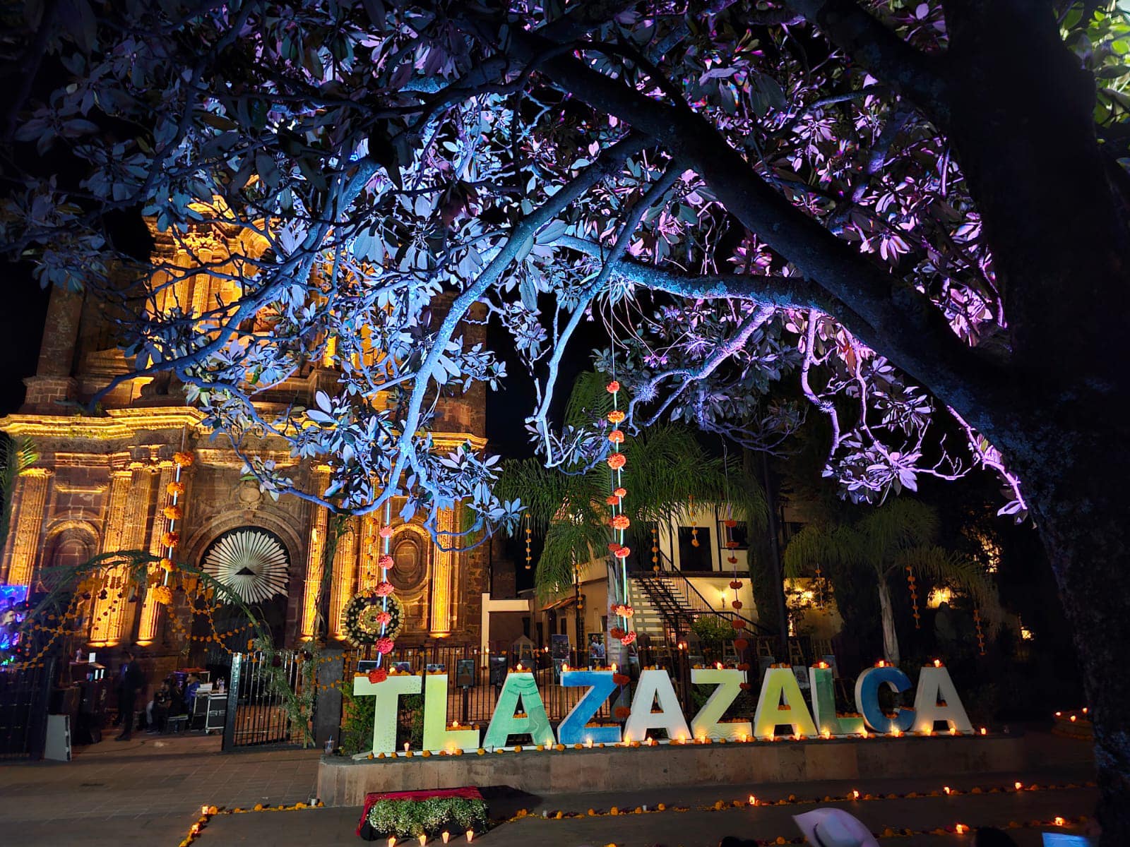 Artesanías en cera, manantiales e historia, sin olvidar que en el centro de este municipio se cuenta con un jardín lleno de árboles y en el techo de su quiosco encontrarás plasmadas las tradiciones que caracterizan al lugar como son danzas y el Corpus Christi, una de las festividades más representativas de la población, son solo algunas de las opciones que se pueden conocer en estas vacaciones de verano.