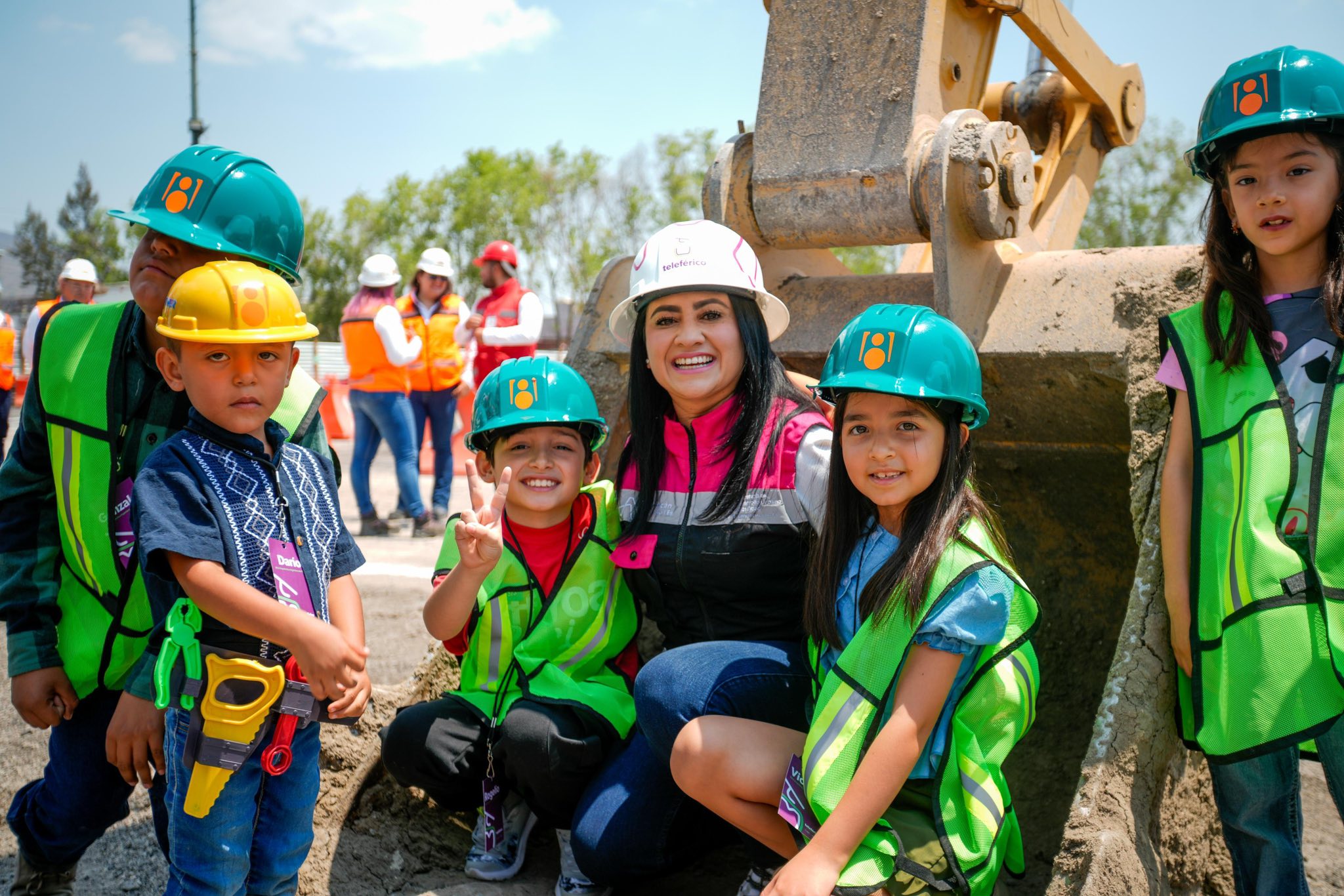 Se aprovechan de la inocencia infantil en su dia para justificar sus obras y las sobras que se roban.