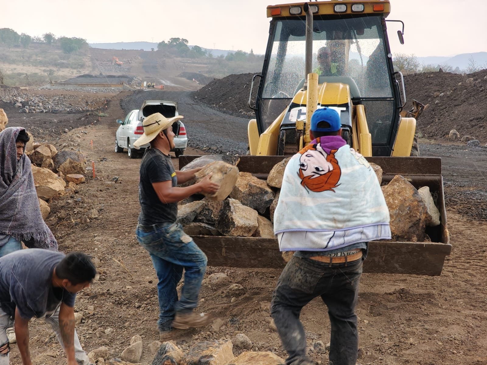 Doblan a artesanos con las sobras de las piedras extraídas del segundo anillo periferico mientras funcionarios se roban sus tierras.