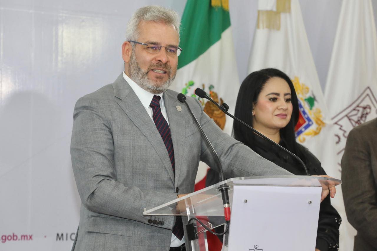 No ha logrado denunciar correctamente los peculados del gobierno anterior, ni detener los del presente, ahora también se encargará de transparencia.
